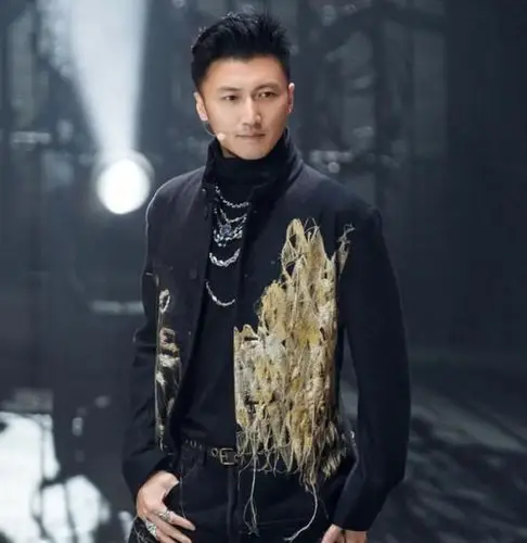 有种"整容"叫谢霆锋恋爱,梳大背头帅出新高