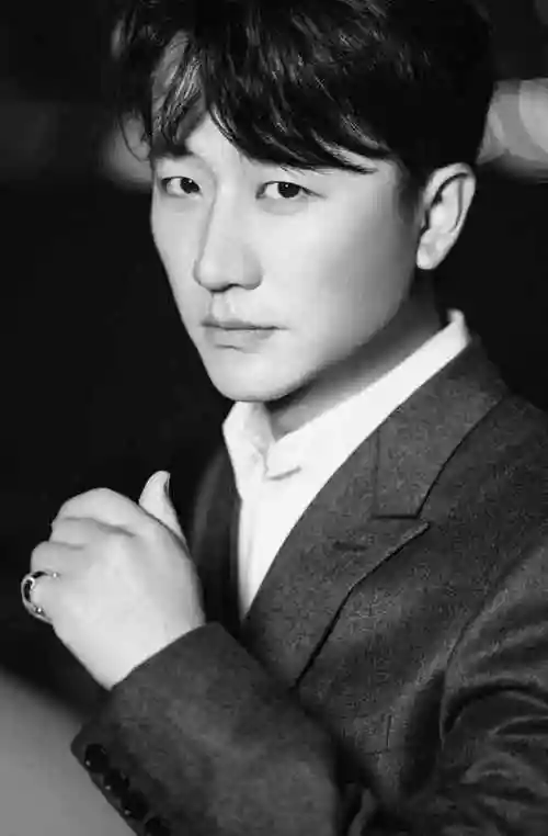 黄轩出席品牌活动经典廓形西装亮相彰显摩登风采黄轩出席品牌活动这