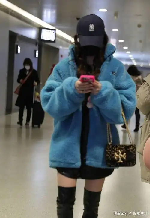孔雪儿搭过膝靴小秀美腿不怕凉,蓝色毛外套配皮衣超飒