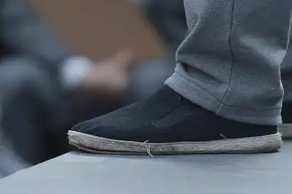 马云穿着26元的破布鞋布鞋边上都已经起了球球