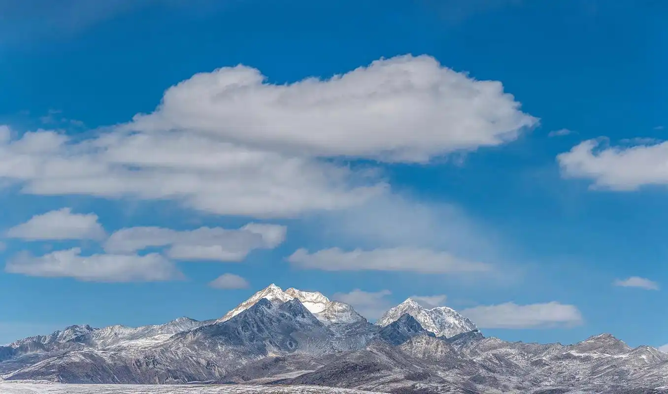 四川道孚县雅拉雪山是一座以雪山美景著称的旅游胜地,其观景台更是被