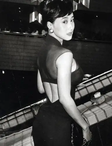 长期生活在新加坡的利智终于露面啦!和李连杰差别好大.