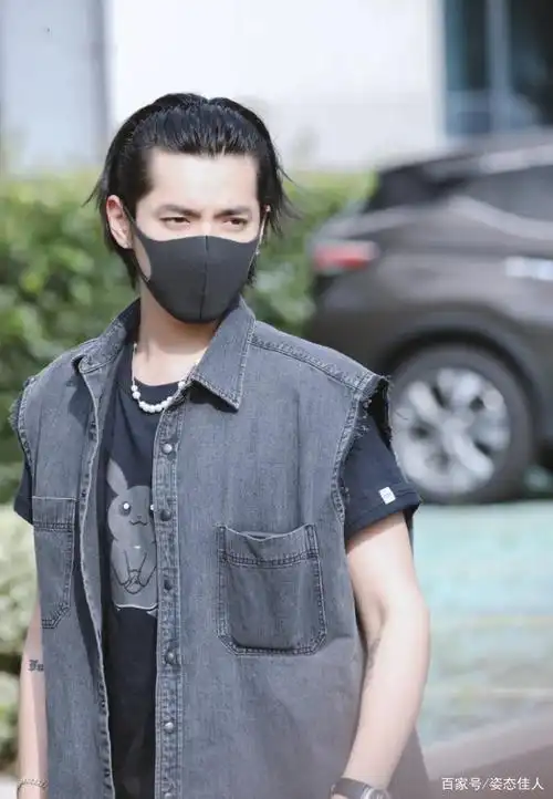 吴亦凡大背头更艺术,终于摘掉耳环换造型了!550的鞋子很接地气