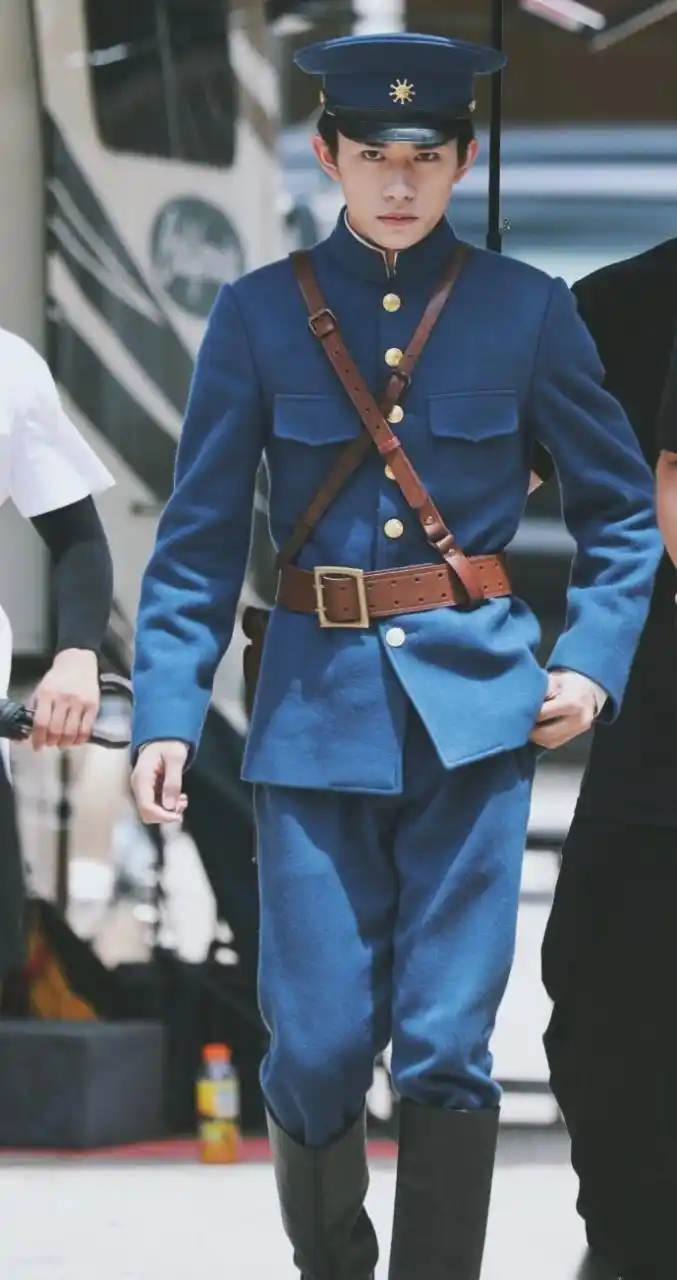 易烊千玺军装, 一身正气十足, 神采刚毅凌然, 尽显英雄风采!