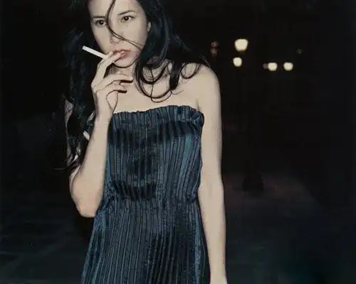 陈乔恩素颜抽烟不止一次被偷拍 王珞丹蒋勤勤都是烟民