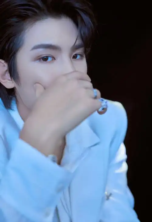 黄明昊纯白色西装魅力帅气写真