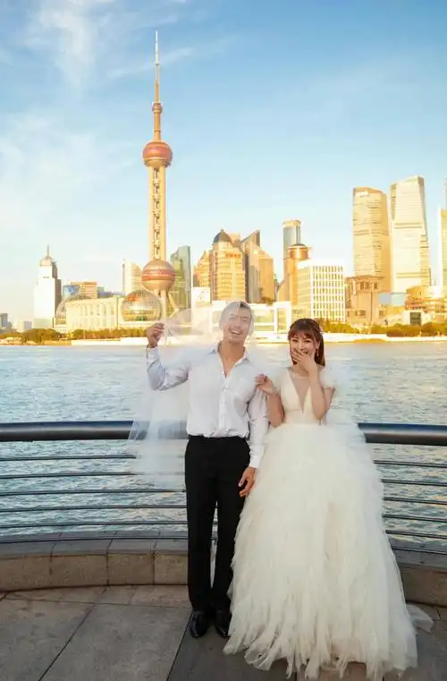 万蒂妮晒婚纱照庆祝结婚周年与老公认识32年恋爱10年