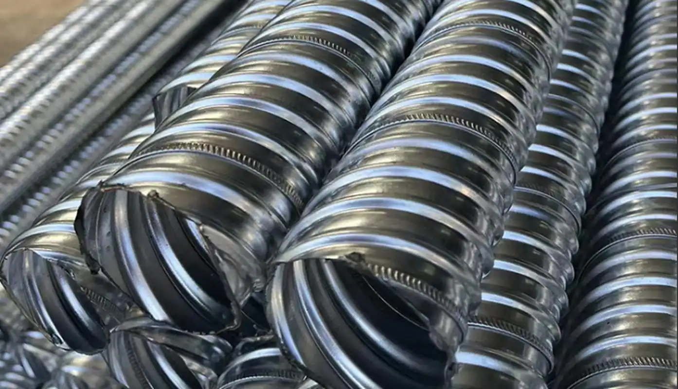 预应力金属波纹管有两种材质组成,一种是黑色的钢带,一种是镀锌的钢带