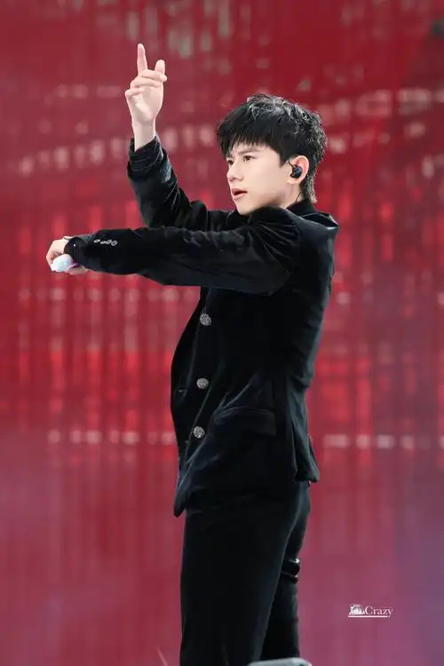 张杰超话#张杰未live开往1982巡回演唱会#  穿上西装  带上胸花  送入