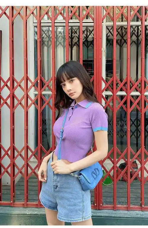 李小璐的身高比不少那种高挑的超模,但是身材比例堪比超模,尤其是一双