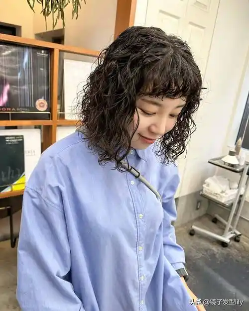 头发少的女性选发型,可以试试全头烫波波头,时尚有型显发量