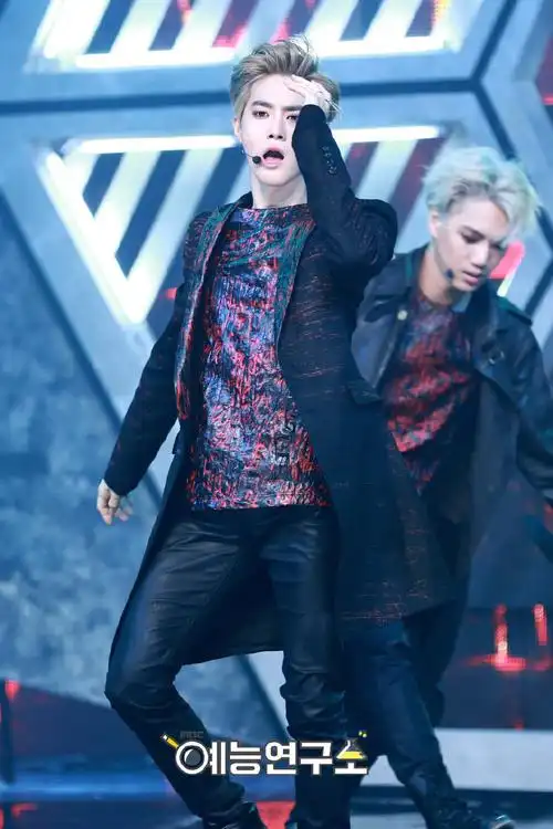 金俊勉suho#monster的打歌舞台,画上妖孽般的妆容