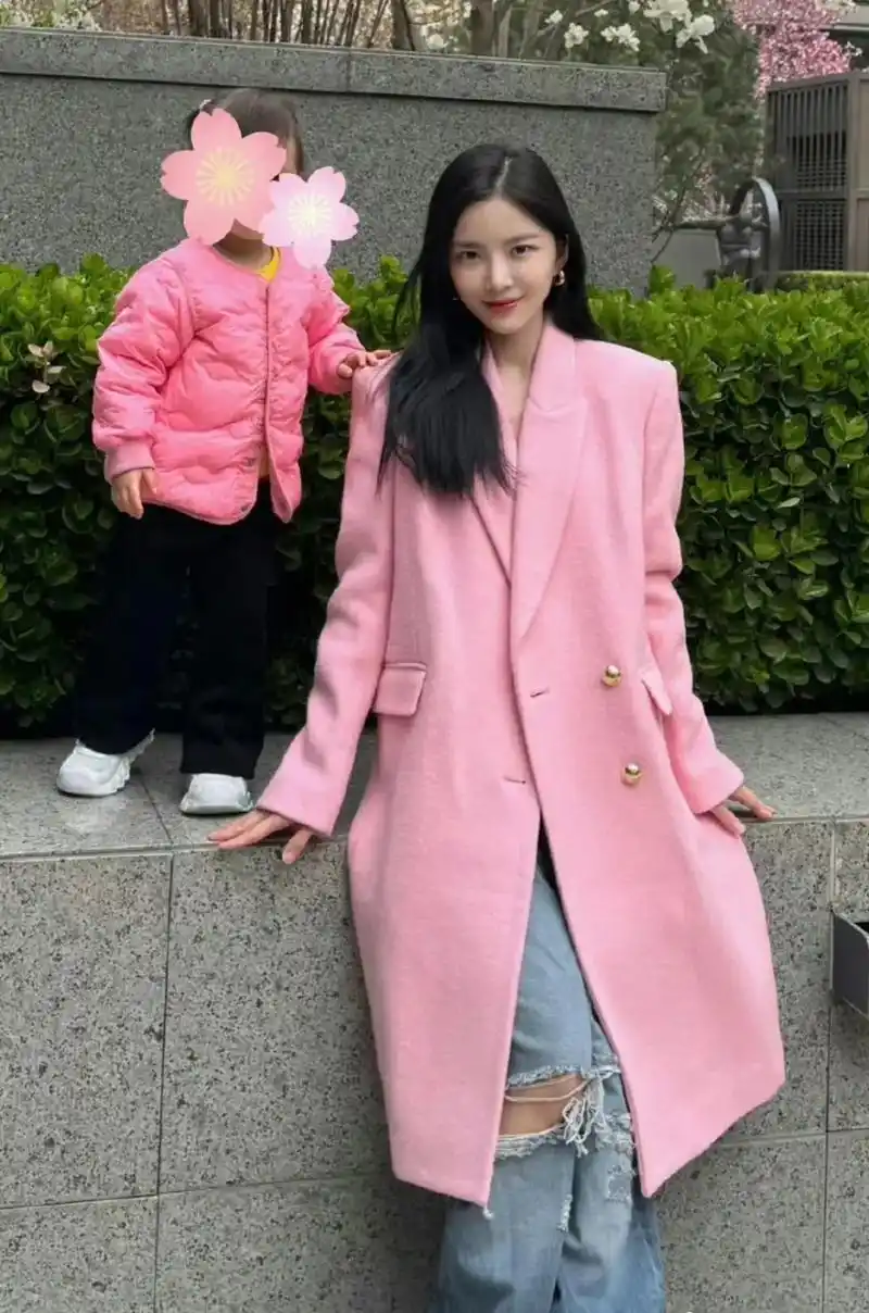 杜淳妻子烫伤后首露面!抱着女儿美美出镜,本人坦言水泡还没消