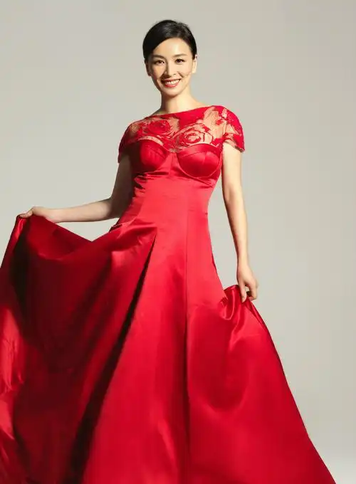 张庭发布新春写真华贵礼服映红甜美笑容25