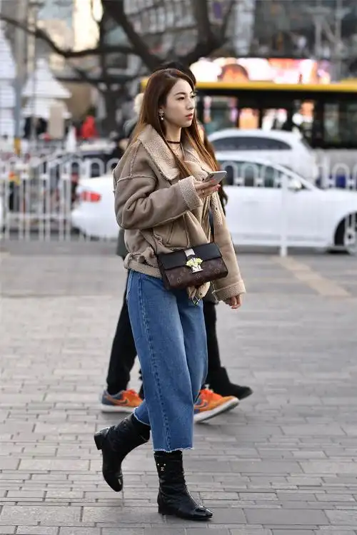 直筒牛仔裤怎么搭配比较好看?可以借鉴一下时尚街区姑娘的搭配