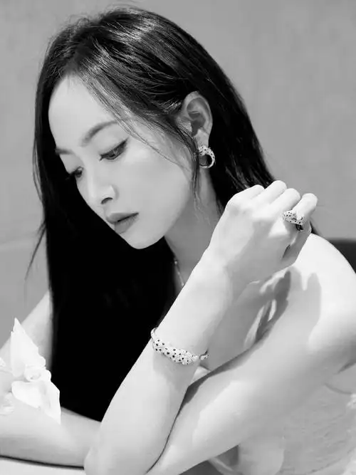 宋茜穿抹胸礼服裙秀绝美一字肩 长发飘飘仙气十足