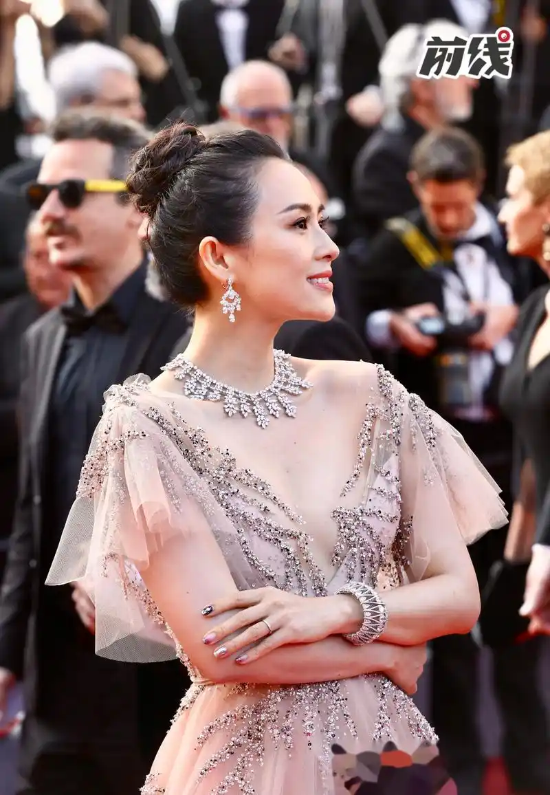 章子怡一身透视纱裙亮相戛纳闭幕红毯,回眸微笑魅力十足