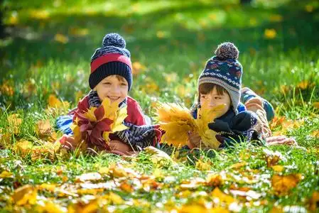 孩子在晴朗温暖的秋日玩得很开心. 季节儿童生活方式概念照片