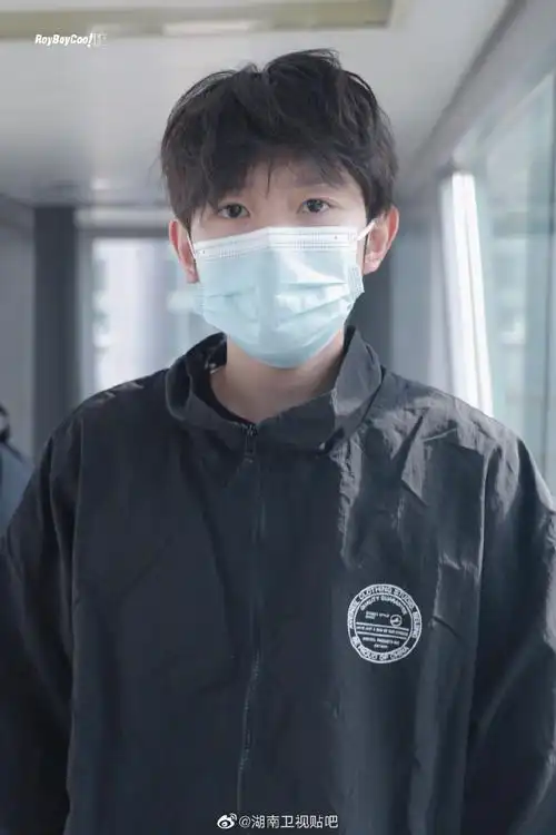 王源机场鸡窝头发型##王源客厅狂欢巡演