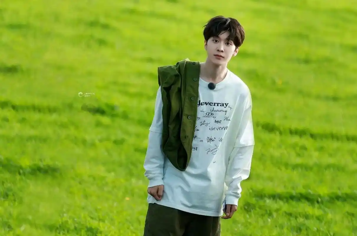 他真的好会穿各种风格轻松驾驭 刷到一组范丞丞《现在就出发》路透,身