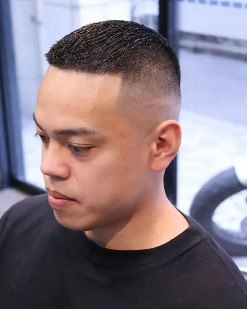 超短寸头是一款十分清爽的男士发型,整体长度大概在一寸左右 ,很适合