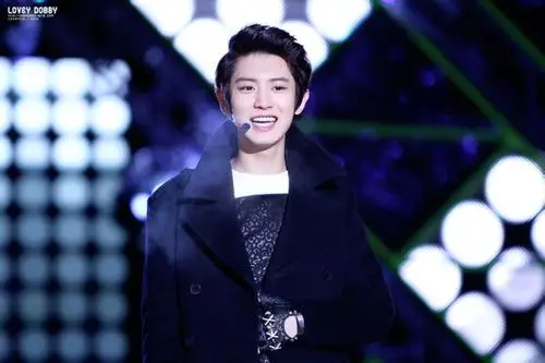 求朴灿烈不留刘海的照片,头发是黄色的,正在咧嘴笑那张!急求!