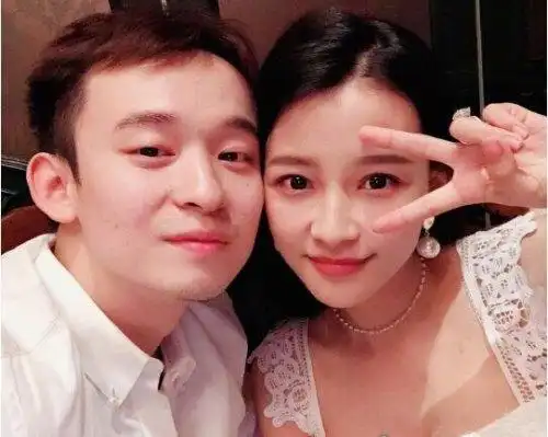 孙怡董子健结婚照两人才25岁就已经有了1岁半大的女儿