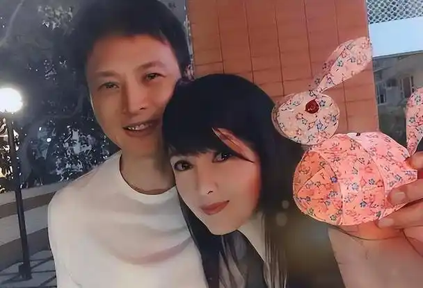 周慧敏和老公出席晚宴,60岁倪震秃头苍老,变成沧桑油腻大叔