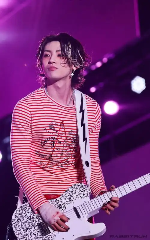 汕头音乐节上的小鬼溢出屏幕的青葱少年感现场高燃超炸