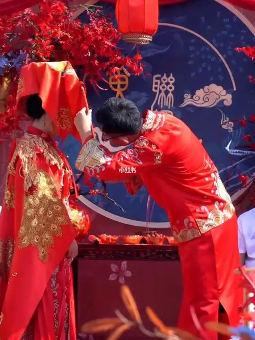 新娘的腼腆在中式婚礼中体现的淋漓尽致