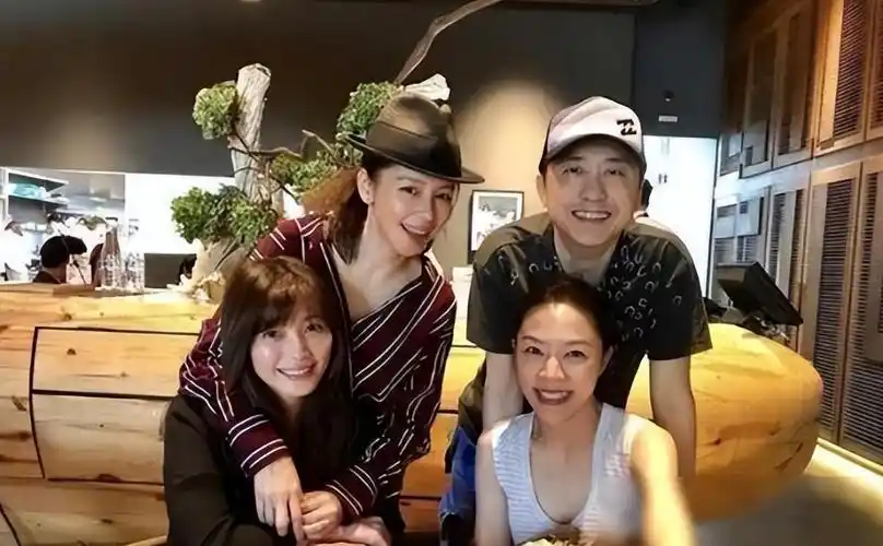 秦昊老婆跑韩国打水光针56岁伊能静满脸针眼感慨真的很痛