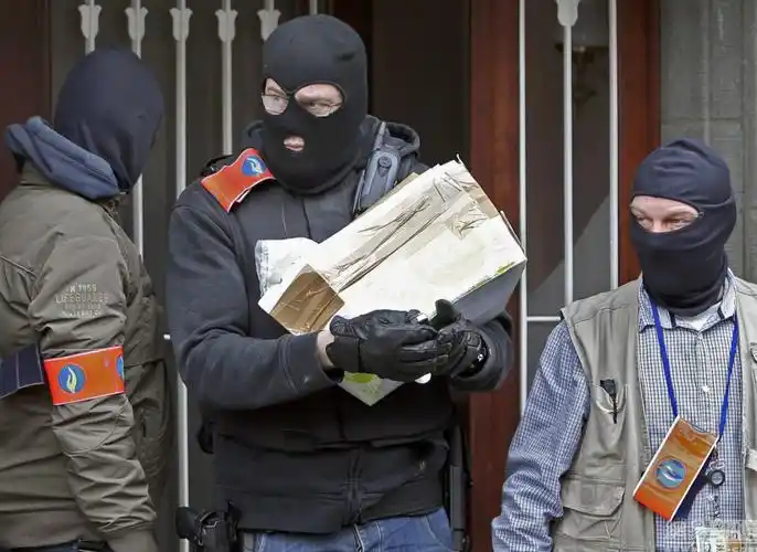 比利时警察戴面罩搜查恐袭案嫌犯被捕公寓