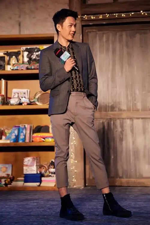 李鸿其穿越亮相解忧发布会角色成该片最大泪点