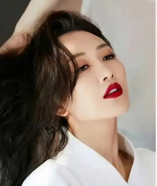 王鸥曝光了一组素颜戏水照,展现出细腻肌肤,引发了粉丝们的热议.