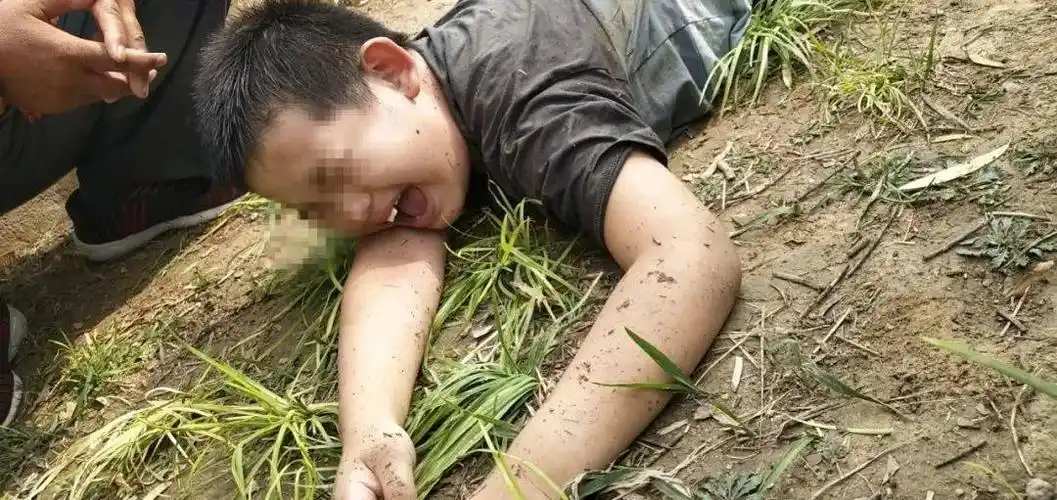 德州一男童溺水看他教科书式的抢救