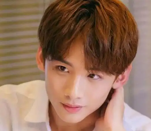 男生中分内扣刘海图片大全(3)