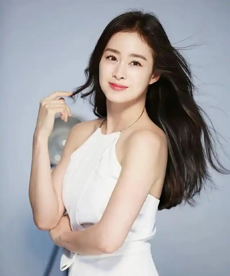 金泰熙算是韩国最美女星的代表人物之一,拥有天然标准的脸型以及符合