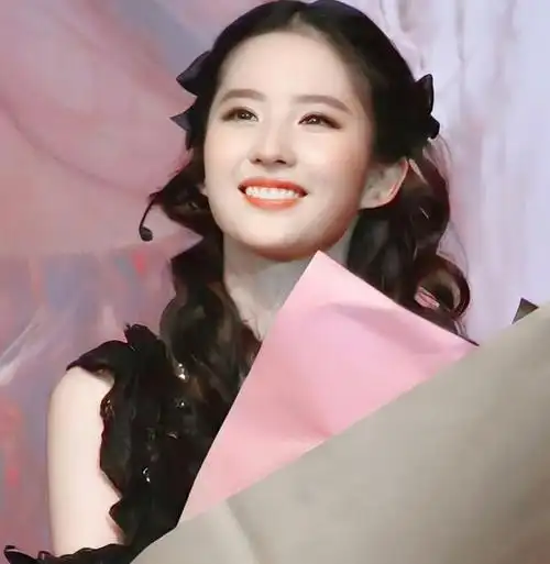 实惨!刘亦菲童年遭霸凌,武汉东湖家庭地址曝光,17岁拍戏被撕衣