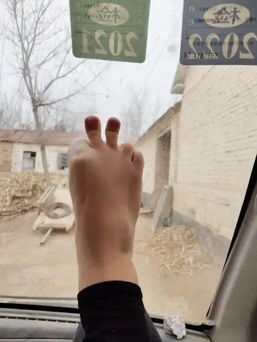 搞笑图片:情人节女友发来脚趾挤在玻璃上的图片,她是不是"闲"疯了?