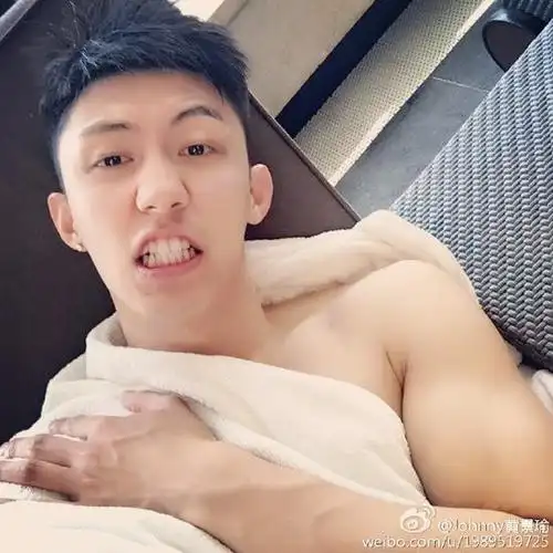 黄景瑜po半裸泳照网友粗来撩人别着凉