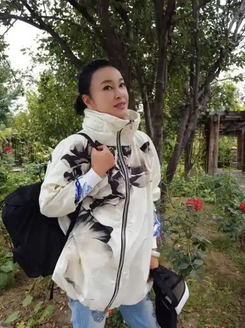 刘晓庆晒过年照,不因为年龄大而素颜,化精致妆容打扮洋气,比很多同龄