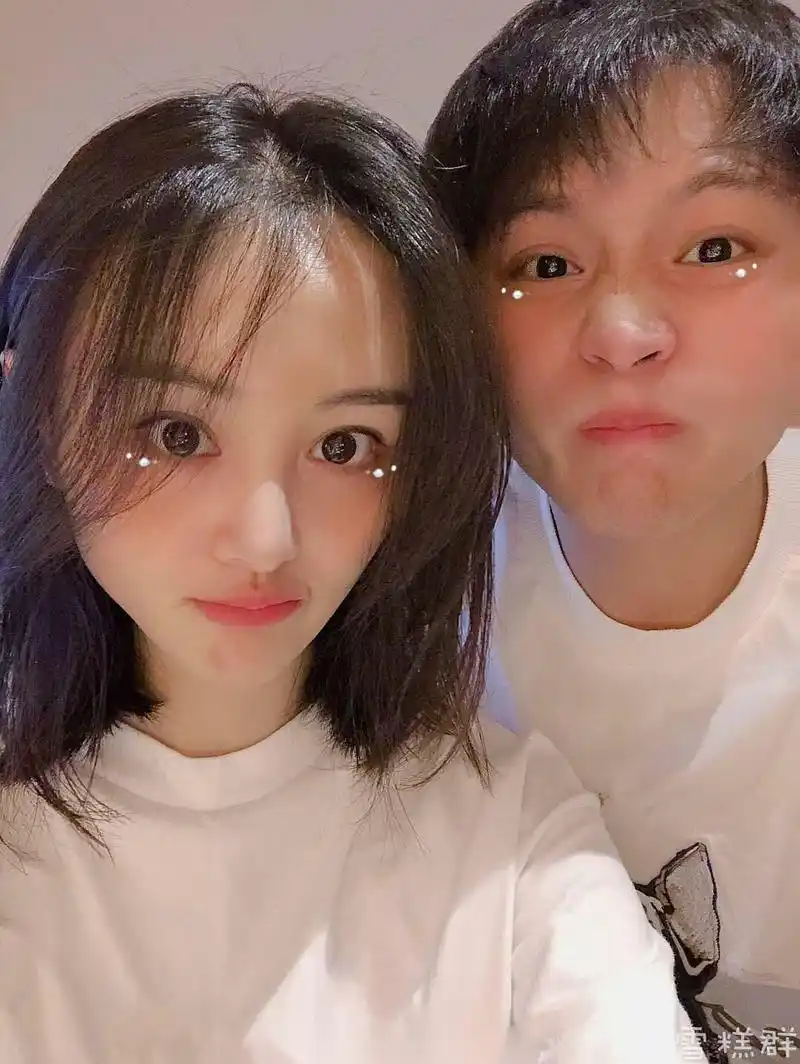 郑爽晒与男友张恒亲密合照,不过现在看到她男友就想起他坐着上厕所