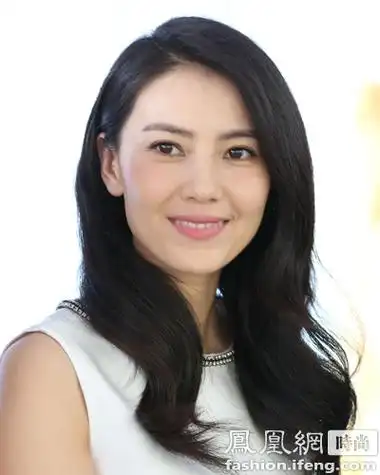 舒淇舒淇大长发将发丝造型成内扣大卷,然后打造出蓬松效果,偏分刘海则