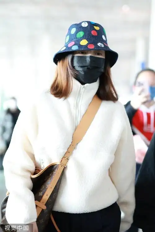 王鸥今日低调现身北京首都机场来看看复工后的鸥姐状态如何