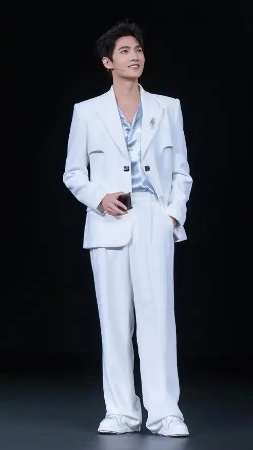 杨洋身高#睁眼说瞎话的是没看过杨洋全身图吗