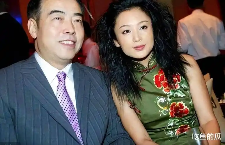 分手的同一年,陈凯歌就迫不及待的和陈红结了婚.