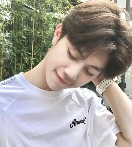 2021男士微中分发型