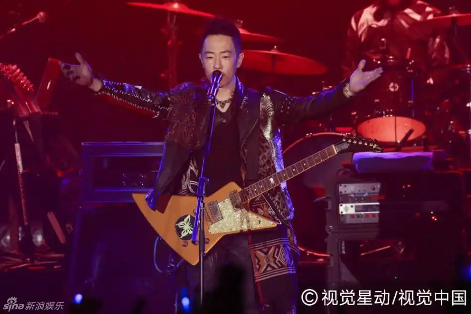 黄贯中今晚举行演唱会,老婆朱茵带著女儿黄莺现身支持.