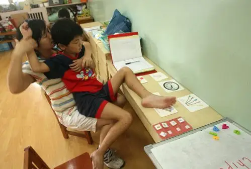 图文:邓达力上课时显得烦躁