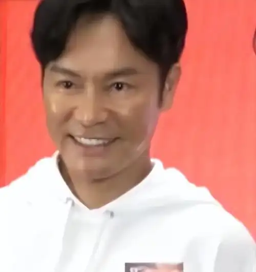 回顾王鸥变面瘫宁静扎900针,明星里的打针族,掀开娱乐圈遮羞布